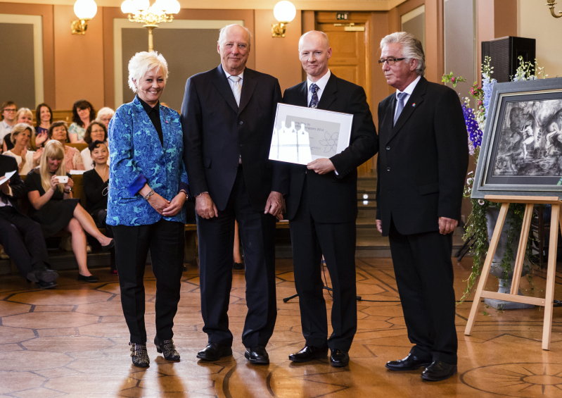 Kong Harald deler ut Kong Olav V Kreftforskerpris
